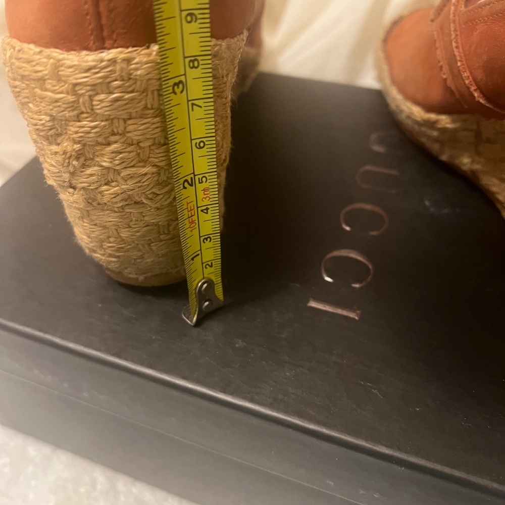 Gucci Vintage Wedge Rusty Color Suede with gold link Gucci symbol. - Picture 7 of 7